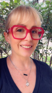 Blond woman with pink glasses